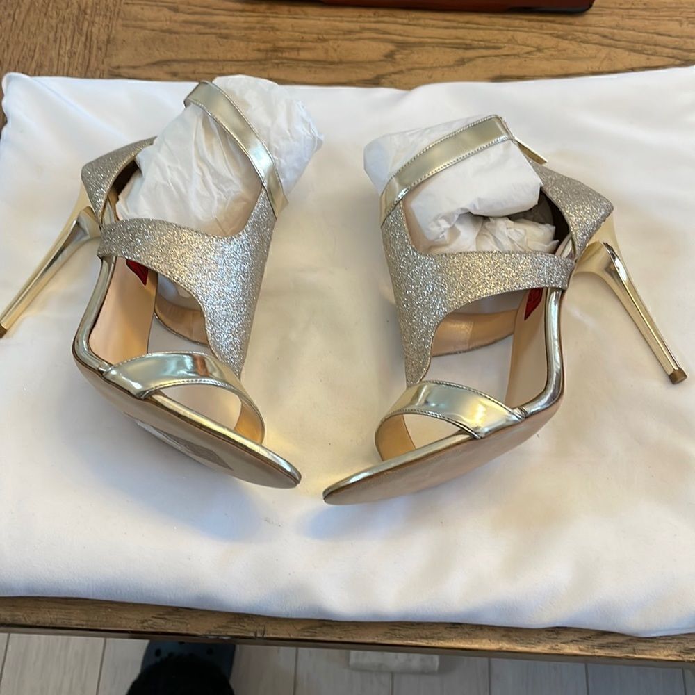 BRUNO RICCI GOLD SPARKLY SANDALS.  NEW.  REGULAR PRICE $385